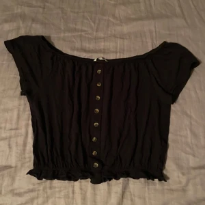Svart off-shoulder topp - Säljer denna svarta off shoulder toppen då den inte används, använd ett fåtal gånger men inga tecken på användning🫶🏼