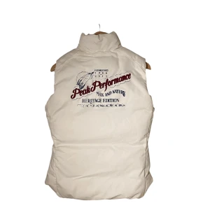 Vintage Peak Performers Vest - Vintage puffer vest from 2011 designed by Peak Performance. No stains, No holes  Fits small/x-small  DM for questions  #y2k #y2kstyle #y2kfashion #jacket #peakperformance #opium #swag #fit #drip