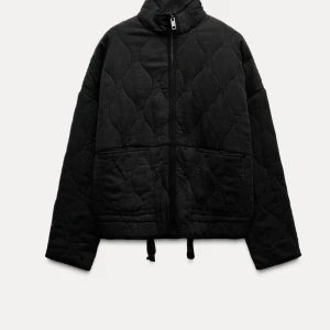 Höstjacka från zara - Jättesnygg jacka från zara! Passar perfekt till hösten. Fint skick förutom några små fläckar❤️nypris 859