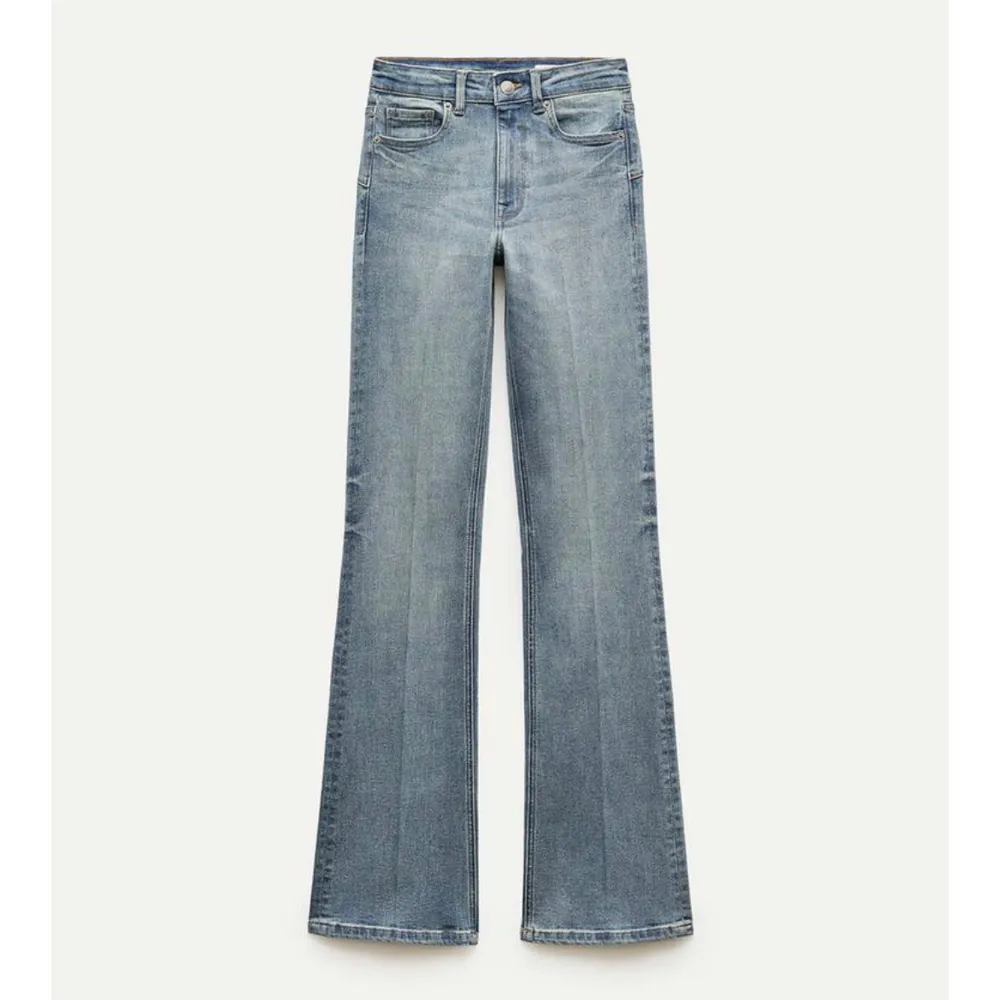 säljer dessa low/midrise jeans från Zara! endast använda en gång så de är som nya! 💓. Jeans & Byxor.