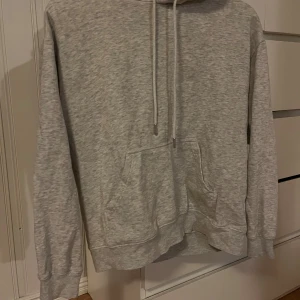 Hoodie  - Fin hoodie från HM som jag inte använder längre, inga defekter🌟