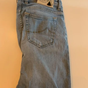 Ljusblå jeans från Jacob Cohen - Säljer ett par snygga ljusblå jeans från Jacob Cohen storlek 31 modell 622🇮🇹. klassisk femficksdesign och en bekväm passform. Perfekta för både vardag och fest! 🕺Det finns inga defekter dock så är det förstärkta i grenen men påverkar inte skicket 