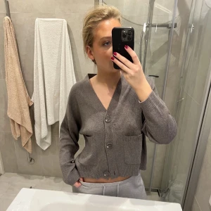 Kofta  - Jättemysig kofta från H&M. Använd fåtal gånger ❤️