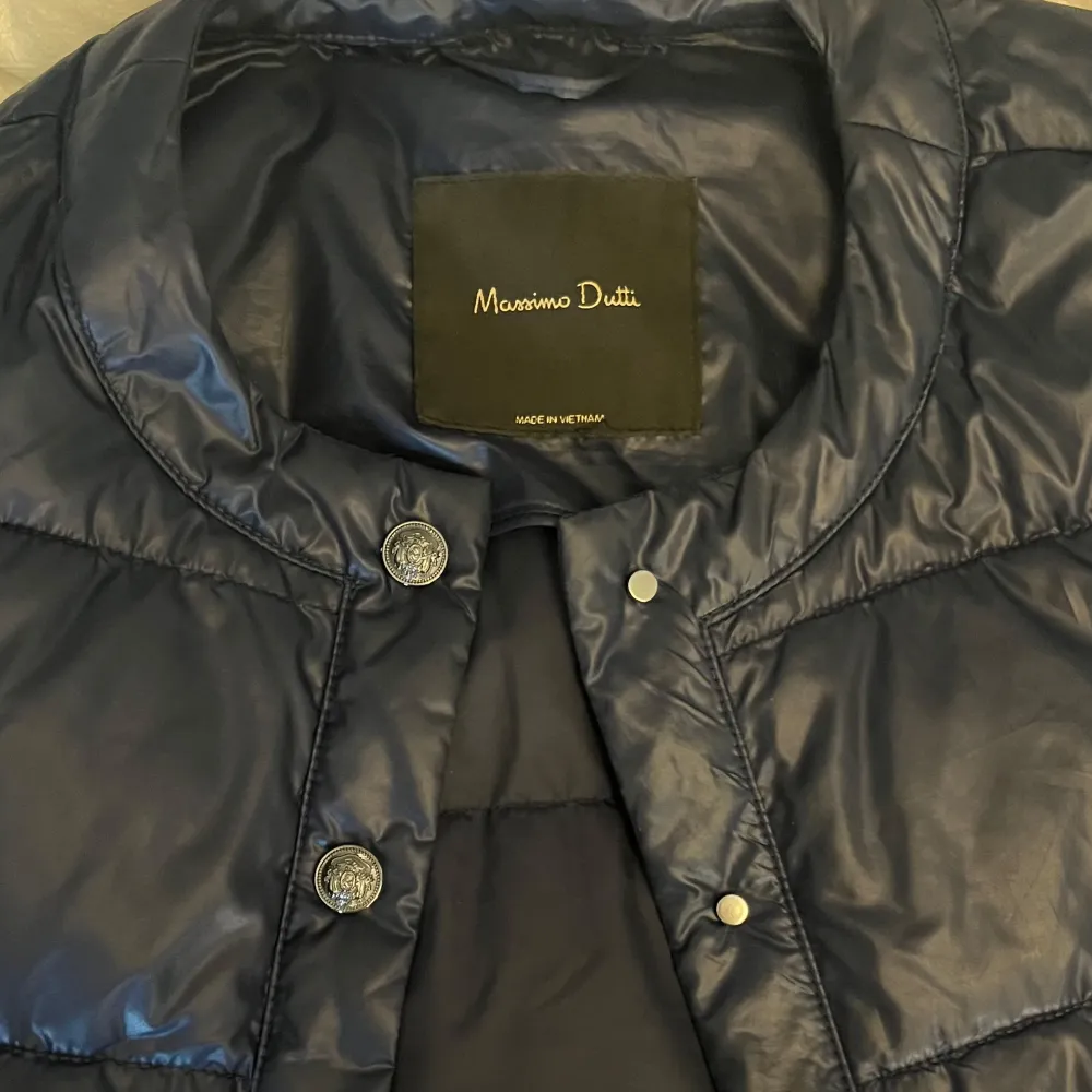 Marinblå jacka från Massimo Dutti perfekt till hösten i väldigt fint skick. Kontakta vid intresse eller andra frågor😊. Takit.