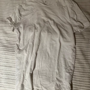T-shirt  - Lite oversize så snarare S