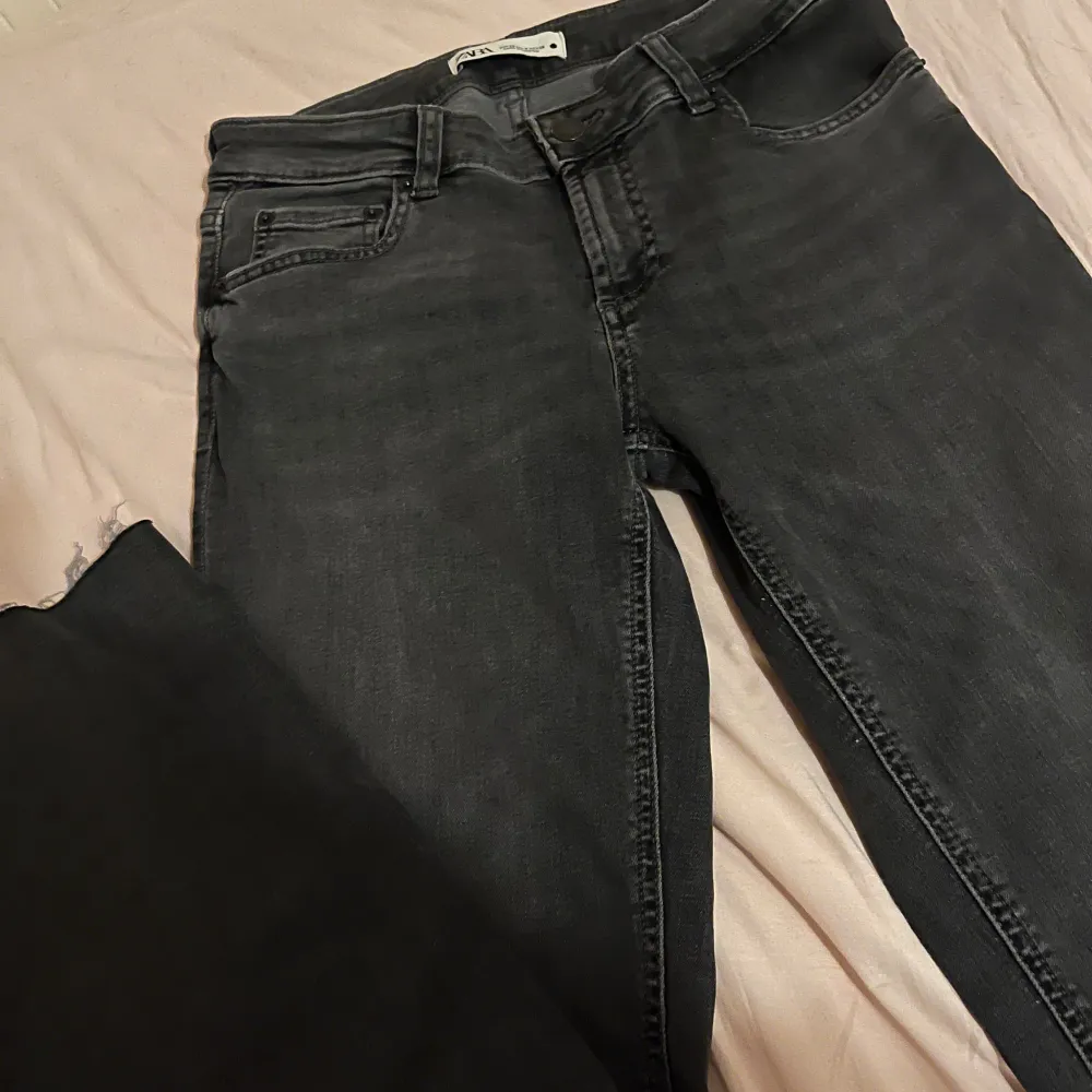 Fina mörkgråa jeans från Zara i storlek 36. Kommer inte längre till användning, har max använt de en gång❣️ Köpta för 359kr. Jeans & Byxor.