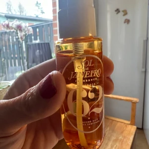 Sol de Janeiro Brazilian Crush Cheirosa '62 - Säljer en Sol de Janeiro Brazilian Crush Cheirosa '62 body mist. Flaskan är genomskinlig med en vit spraykork och rymmer 30 mL. Perfekt för att få en fräsch och exotisk doft av pistage och salt karamell. Perfekt för både vardag och fest! 🌸, Lite taget syns på bilderna , men mycket mera kvar , finns i Åmål kan skickas 