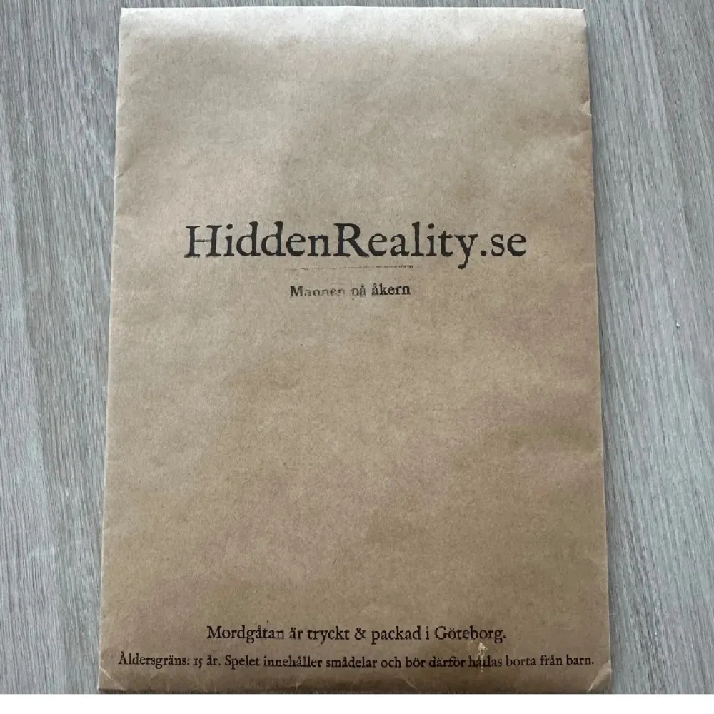 Detta är ett spel från HiddenReality.se med titeln 'Mannen på åkern'. Förpackningen är enkel och det är ett så roligt spel! Spelet handlar om en lördagskväll 1994 hittas en ung man mördad på en åker i en lugn, svensk by. Snart 30 år senare vet fortfarande ingen vem som mördade honom. Det är ert uppdrag som privatdetektiver att äntligen knäcka lösningen.. Övrigt.