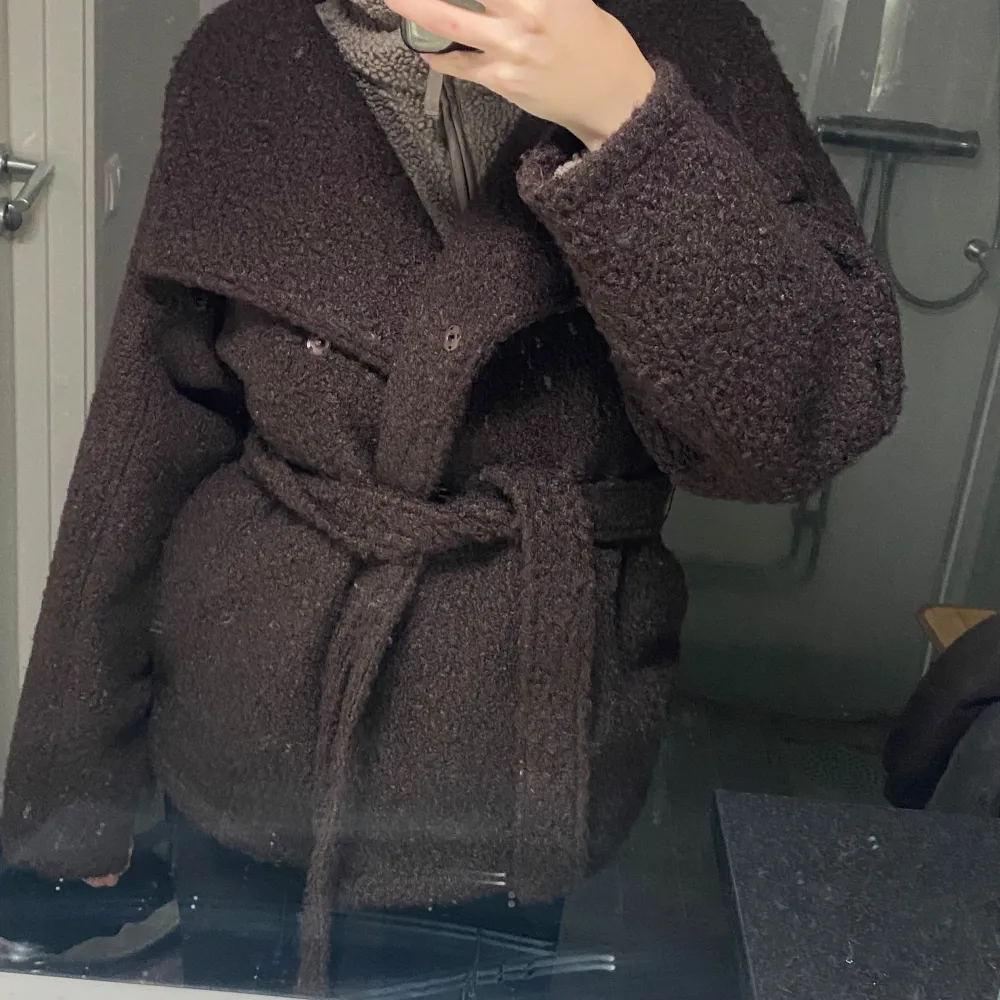 Intressekoll på min superfina bruna kappa från Gina Tricot i storlek XS. Den använd en gång och oversized passform med ett bälte i midjan. Perfekt för hösten! 🧥. Jackor.