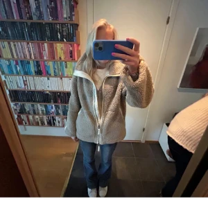 Beige teddyjacka med dragkedja - Trendig teddyjacka från H&M. Storlek S och är oversized på mig som är 168.