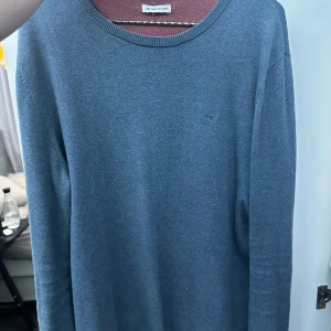 Blå tröja  - Säljer en stilren blå tröja. Den är i mycket bra skick och har en klassisk rund halsringning. Perfekt för både vardag och lite finare tillfällen. Passar bra till jeans eller chinos!