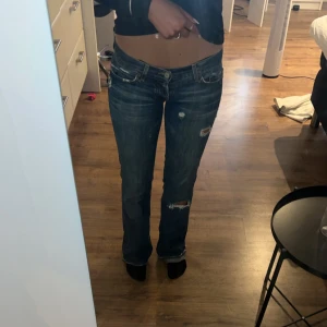 Lågmidjade jeans lucky brand - Lågmidjade jeans från lucky brand. Dom är vintage från när min faster var ung. Bra skick men lappen bak är lite lös, går dock enkelt att sy om man vill det. Storlek 2/26. 