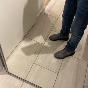 Gråa 270 - Säljer ett par grå Nike Air Max sneakers i bra skick. De har en snygg orange Nike-logga på sidan och svarta sulor. Perfekta för både träning och vardag. Skorna har snörning och är i storlek herr 40. Passar perfekt för hösten och vintern. Skick 10/10 använda en gång. Nypris 1500 mitt pris 600. Pris går att diskuteras vid snabbköp