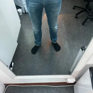 Tiger of sweden Iggy - Säljer ett par snygga blå jeansbyxor i modellen Iggy. De har en slim passform och är perfekta för både vardag och fest. Byxorna är i bra skick och har en klassisk femficksdesign. Perfekta för dig som vill ha en stilren look! 💙