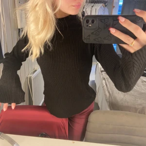 Svart stickad polotröja - Tunn svart stickad polo tröja, lite längre armar och vidare ned till händerna. Jätte söt tröja och mycket använd. Storlek S😇 