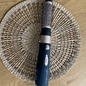 Hårfön Christina Aguilera - Enkelt och bra verktyg där man kan ta bort borst huvudet för att få mindre plats vid exempelvis packning.