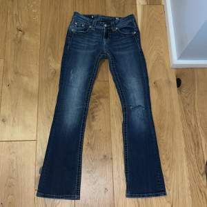 Lågmidjade miss me jeans💕 bootcut, storlek 25 Aldrig andvända och säljes pågrund av att dom inte passar. Färgen: DK 222 