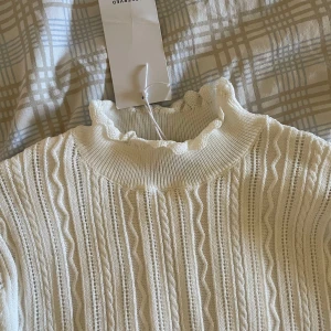 Finstickad tröja - Finstickad tröja från reserved som är för liten för mig och som jag tyvärr glömde skicka tillbaka. priset på hemsidan är 260 SEK