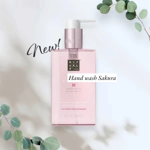 Ny! Handtvål Sakura från Rituals - Säljer en lyxig handtvål från Rituals i doften Sakura. Den kommer i en stilren, ljusrosa flaska med pump och innehåller ris-mjölk och körsbärsblomma. Perfekt för att ge dina händer en mjuk och väldoftande känsla. Flaskan rymmer 300 ml och är en fin detalj i badrummet. 🌸nypris 139:- säljer även matchande handbalm i mina andra annonser 💗