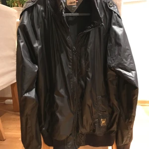 Svart bomberjacka från Denim hilfiger  - Säljer en snygg svart bomberjacka från Denim Hilfiger i mycket bra skick. Jackan har en dragkedja framtill och ribbstickade muddar vid ärmslut och nederkant. Perfekt för höst och vår! 🖤