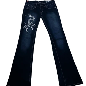 y2k vintage low waist jeans crazy age - snygga jeans från crazy age. Enbart lite slitna längst ner. Midjemått: 38 cm rakt över, 84 cm  innerbenslängd ❤️