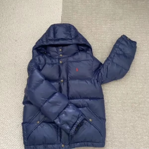 Polo Ralph Lauren Jacka - En mörkblå ralph lauren vinterjacka som är köpt här på plick för 2000 kr❣️I gott skick och perfekt nu till vintern! Skriv om frågor💓