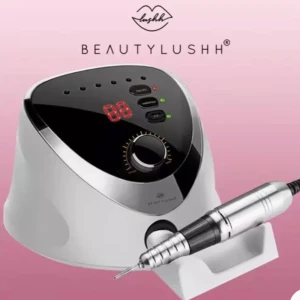 Elfil  - Elektrisk nagelfil från Beautylushh med digital display och justerbar hastighet. Perfekt för professionell manikyr och pedikyr hemma. Kompakt design med silverfärgad handdel och vit basenhet. Mått: 13,5 cm x 13,5 cm x 9 cm. Säljer för 600kr utan bits och 700kr med bits! KLICKA INTE PÅ KÖP DIREKT!!!!