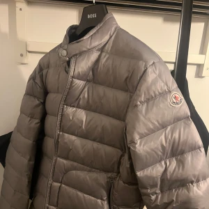 Moncler Höst jacka - Sparsamt använd moncler jacka, storlek M/L  REPLIKA!