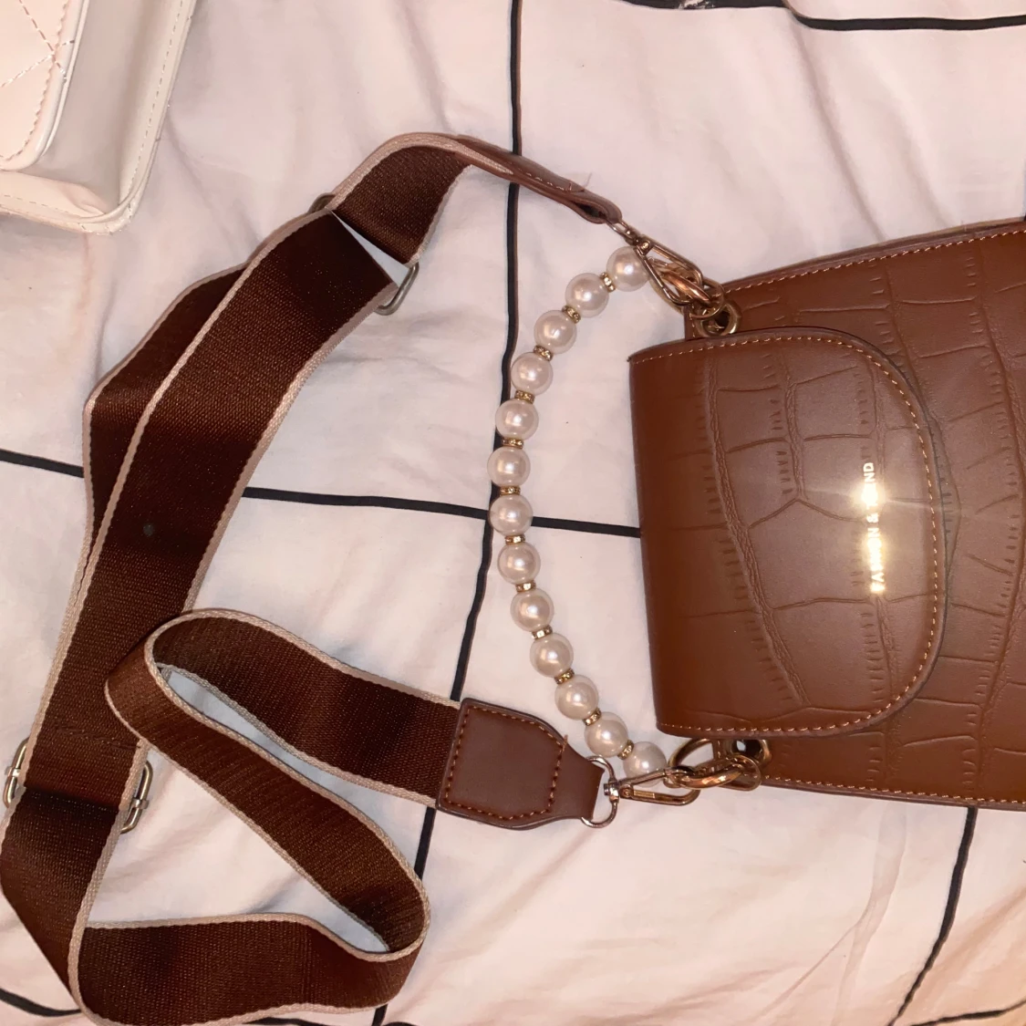 Brun axelväska med pärldetaljer - 90