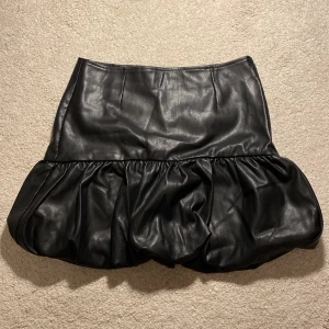 Skinnkjol Bershka - Säljer en supercool svart skinnkjol från Bershka i storlek L, men den passar mer som M. Kom privat för fler frågor 💕