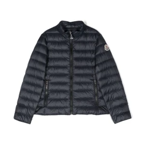 Moncler jacka  - Säljer denna as snygga moncler som är perfekt att ha  året om, alltifrån en varm vinterdag till en svalare sommardag❤️🥰storlek 14 år men passar mig som vanligtvis har S/M