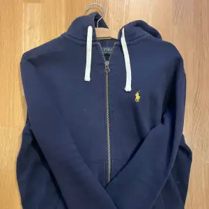 Mainblå hoodie från Ralph lauren i bra skick. Lite smutsig men inget som inte går bort i tvätten