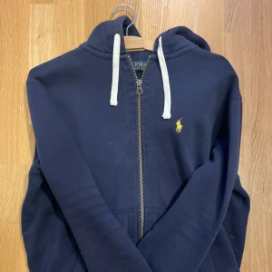 Ralph Lauren hoodie  - Mainblå hoodie från Ralph lauren i bra skick. Lite smutsig men inget som inte går bort i tvätten