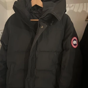 Canada goose macmillan jacka 🪿 - Tjena, jag säljer nu en svart dunjacka från Canada Goose i mycket bra skick till ett bra pris som även går att diskuteras vid snabb affär. Denna jacka är perfekt nu till vintern och hösten då den e varm o skön. Endast använd förra vintern o har inga defekter osv, Hör av er vid frågor elr funderingar!🦾 kan även vara öppen för byten mot annan jacka!