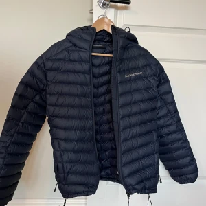 Peak performance jacka - Peak performance jacka jag köpte förra hösten för 2800 kr, jackan är använd men har inga tecken på defekter. Perfekt jacka för både hösten och vintern