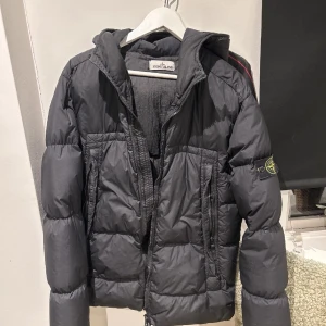 Stone island jacka - Stone island vinterjacka i Bra skick!   Säljs pga att jag skaffat ny o inte har någon användning av denna längre. Jackan är köpt från NK för 8199kr  Pris kan diskuteras. 
