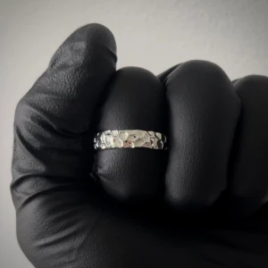 Hammered Design Ring Äkta 925 Silver - Hammered designad ring i äkta 925 silver. Stämplad 925. Resize storlek, passar alla. Kolla min profil för fler feta smycken!