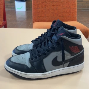 Nike air jordan 1 mid shadow red - Säljer ett par Nike Air Jordans i svart och grått. De är i bra skick med lite slitage på sulan. Perfekta för både vardag och fest! Varma och sköna att gå i  900kr finns i växjö 