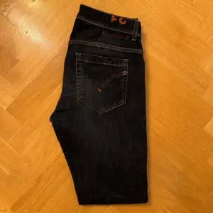 Marinblå Blå Dondup George Jeans i fint skick Storlek: 31 Mått: 105cm långa, 40cm midja (sida till sida)