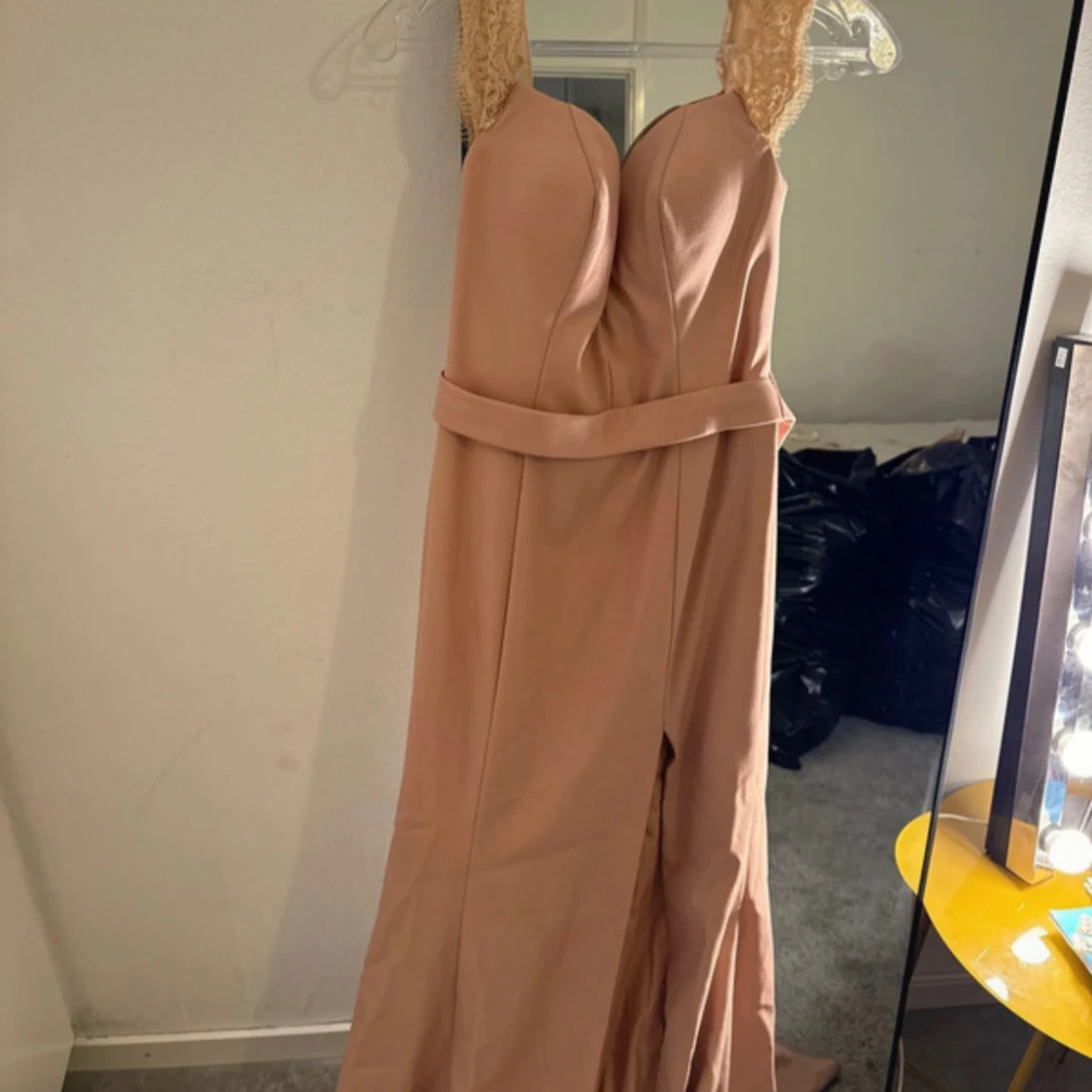 Champagnefärgad långklänning med spetsdetaljer