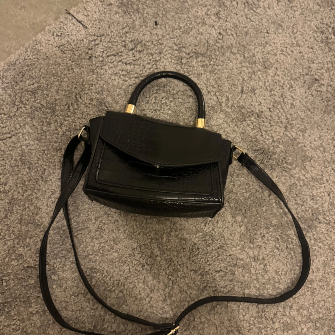 Svart handväska med gulddetaljer - 90