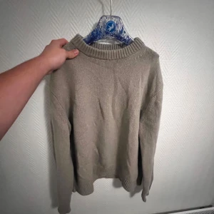 Beige stickad tröja från arket - Säljer en mysig beige stickad tröja i mycket bra skick. Perfekt för höst och vinter med sin varma och sköna känsla. Tröjan har långa ärmar och en ribbad kant vid halsen, ärmsluten och nederkanten. Passar perfekt för en avslappnad stil. Väldigt fint skick på denna och väldigt sparsamt använd. Skickar gärna fler bilder om det önskas.