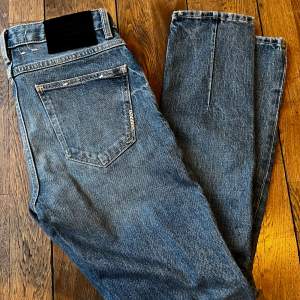 Säljer ett par snygga blå jeans från Neuw. Jeansen är helt i ny skick och har andvändt dom endast en gång. Ny pris ligger runt 1500kr.