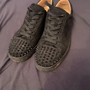 Christian louboutin skor - Hej, säljer mina loubs då jag ska köpa ett par nya skor, dom är i storlek 44 passar även 45, kvitto och låda finns också, tvättas så klart innan jag fraktar dom, priset är ej hugget o sten, hör av er om det är nått mer ni undrar!