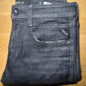 Replay Anbass - Säljer nu dessa eftertraktade replay anbass jeans som är W33 men passar W31 och är L32 i längd. Skicket är otroligt bra 10/10 inga defekter och ser nya ut! Dm för frågor! (Kolla sista bilderna för hur dem ser ut på) nypris ligger runt 2000 tror jag 