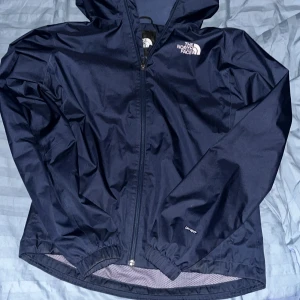 Northface jacka - !Säljer dena navy tnf windbreaker! Size:S men passar mig som är 184 