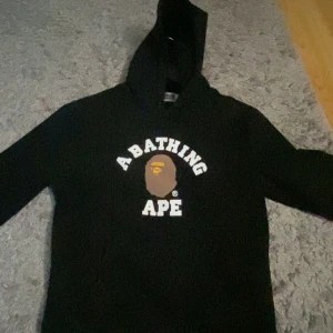 Bape Hoodie - Säljer en svart hoodie från Bape med deras ikoniska logga på bröstet. Den är i bra skick och perfekt för både höst och vinter. Hoodien har en klassisk passform och är superbekväm. Kom DM vid frågor!