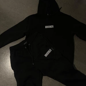 Svart hoodie från Hoodrich - Säljer en svart hoodie tillsammans med mjukisbyxorna från Hoodrich i storlek medium. Den är i mycket bra skick och är köpt från JD sports. Endast använd två gånger, Hör av dig vid intresse!!