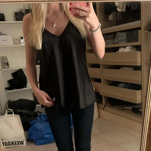 Svart linne i satin - As Snyggt svart linne i satin med v-ringning. Perfekt för en utekväll eller fest😍😍