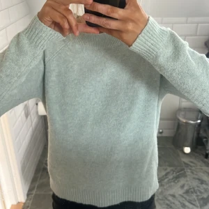 Mintgröna stickad tröja  - Cool och unikfärg på denna stickade tröja!💚